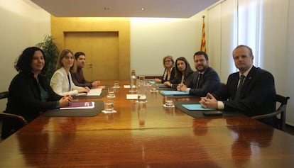 Reunión entre el Govern y los comunes, este lunes.
