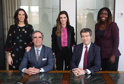 Equipo de Bonos Credite Agricole: Sentados de izquierda a derecha: Pablo Lladó y Avelino Abellás.
De pie: Inés Riopérez Hualde, Claudia Cousteau y Acssana Mendes