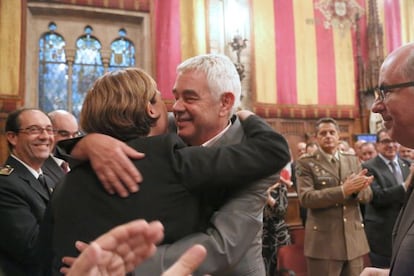 Maragall abraza a Ada Colau tras recibir la condecoración.