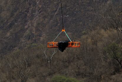 Cuerpos encontrados al fondo de una barranca son recuperados por un helicóptero, en Zapopan (Jalisco), el 31 de mayo.