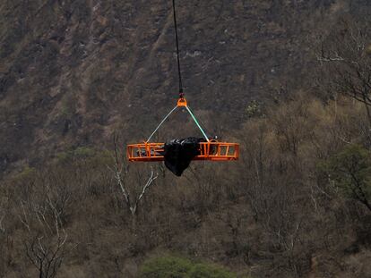 Cuerpos encontrados al fondo de una barranca son recuperados por un helicóptero, en Zapopan (Jalisco), el 31 de mayo.