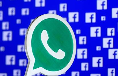Logos de WhatsApp y de Facebook.