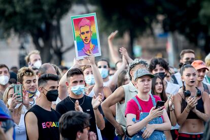 Manifestación celebrada el 22 de julio en Barcelona en la que uno de los asistentes muestra un retrato de Samuel Ruiz.