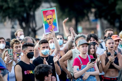 Manifestación celebrada el 22 de julio en Barcelona en la que uno de los asistentes muestra un retrato de Samuel Ruiz, el joven asesinado de una paliza el 3 de julio en A Coruña entre insultos homófobos.