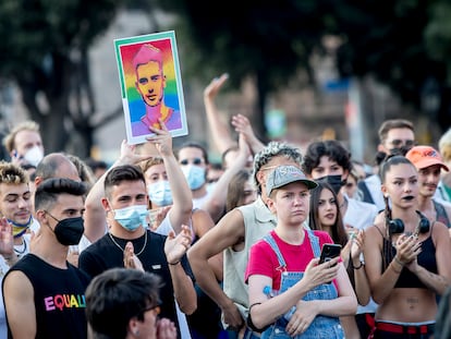 Manifestación celebrada el 22 de julio en Barcelona en la que uno de los asistentes muestra un retrato de Samuel Ruiz, el joven asesinado de una paliza el 3 de julio en A Coruña entre insultos homófobos.