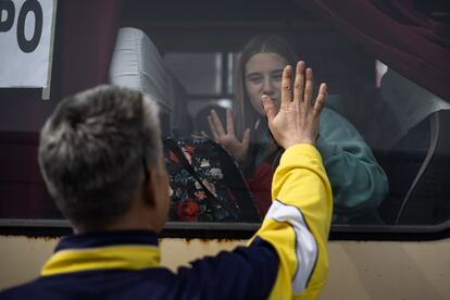 Una joven se despide de su padre desde un autocar de evacuación en dirección a Dnipró.
