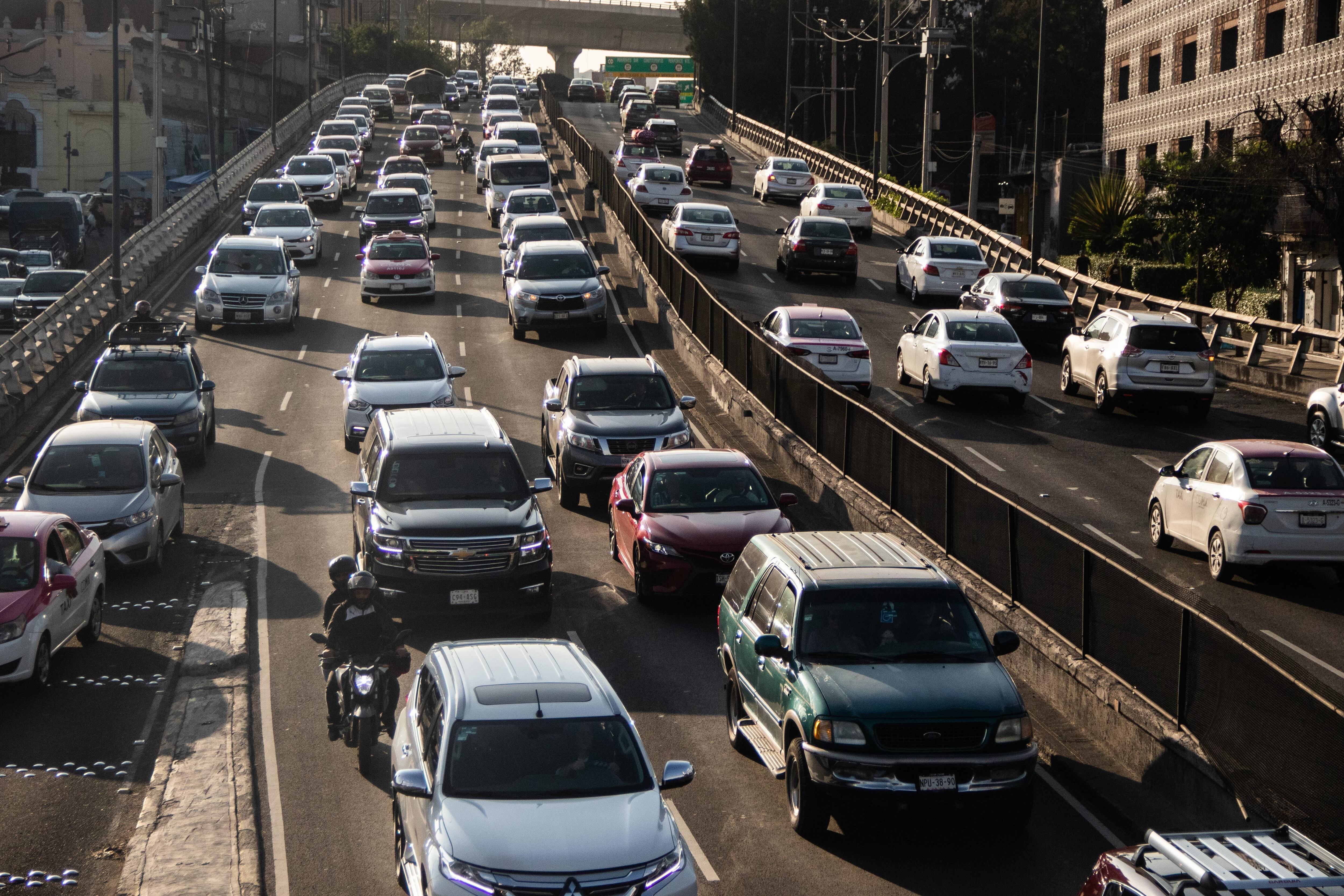 Vehículos circulan en el Viaducto Miguel Alemán, en Ciudad de México, en diciembre de 2022. 