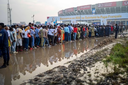 Los más de 65.0000 jóvenes y catequistas han tenido que pasar por un control de seguridad antes de entrar en el Estadio de los Mártires, donde se ha celebrado un evento con el Papa, este jueves en Kinsasa.
