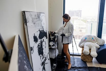Carla Gia, en su estudio de Dubái. Después del verano cambiará esta ciudad por Abu Dabi.