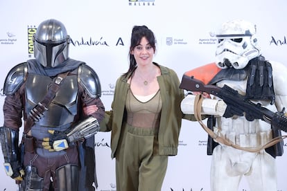 La actriz Eva Ugarte posa con personajes de Star Wars durante la presentación este martes del San Diego Comic-Con Málaga 2025.