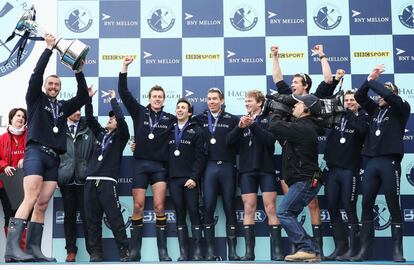 Alex Davidson, capitán del equipo de Oxford, con la Copa.