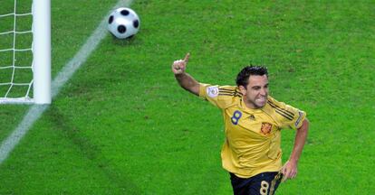 Xavi Hernández celebra el primer gol de su equipo, marcado por él, durante el partido de semifinales de la Eurocopa 2008 de fútbol, Rusia 0- España 3, disputado en Viena (Austria).