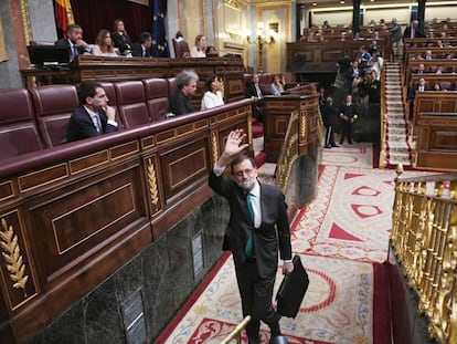 El presidente del Gobierno, Mariano Rajoy, abandona el hemiciclo el 31 de mayo de 2018, durante la moción de censura.