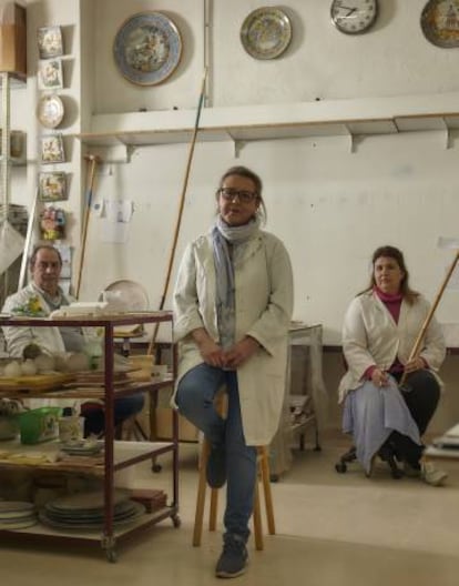 Mónica García del Pino (en el centro), fundadora del taller Cerámica Artística San Ginés, en Talavera de la Reina, premio Nacional de Artesanía 2010.