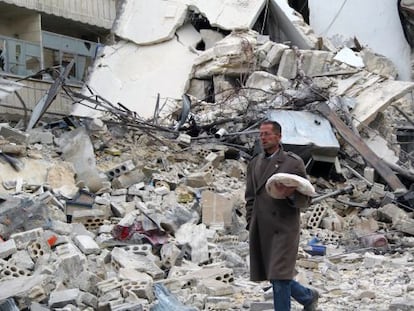 Un hombre atraviesa una de las zonas bombardeadas. 