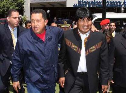 Los presidentes de Venezuela y Bolivia, H. Chávez y E. Morales, en Buenos Aires, con motivo de la firma del acuerdo para crear el Banco del Sur.