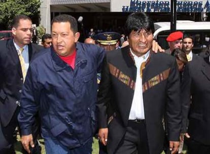 Los presidentes de Venezuela y Bolivia, H. Chávez y E. Morales, en Buenos Aires, con motivo de la firma del acuerdo para crear el Banco del Sur.