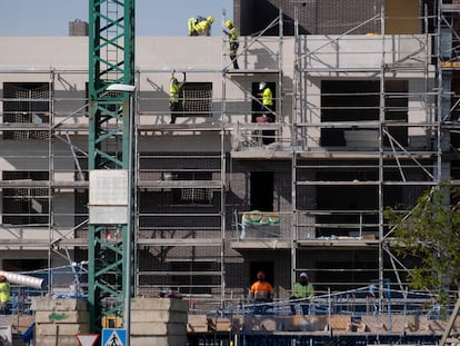 Obras de construcción de un edificio de viviendas en Sevilla, el pasado 28 de enero.