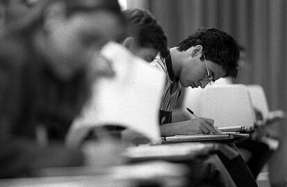 El futbolista del Real Madrid, Raúl González, en su segundo día de exámenes de Selectividad, en la Universidad Autónoma de Madrid en 1996.