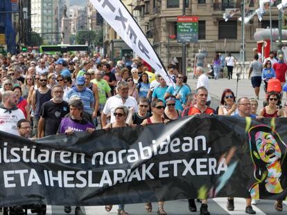 En torno a mil personas participan en la tradicional marcha de apoyo a los presos de ETA en Bilbao.