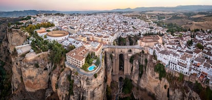 Ronda (Málaga). Rilke, al que no dijeron nada otros famosos lugares de Andalucía, flipó con Ronda: “La localidad muy española encaramada del modo más fantástico y grandioso a una montaña y reunida sobre dos enormes verticales moles de roca que corta el angosto y profundo tajo”. Era y es “la ciudad soñada”. Parada obligada al atardecer en el mirador de Aldehuela para ver cómo el último sol enhebra el puente Nuevo, el gigante de 98 metros de altura que salva de tres zancadas el tajo excavado por el río Guadalevín. Tampoco hay malas vistas al amanecer, sobrevolando Ronda en un globo de Glovento Sur.