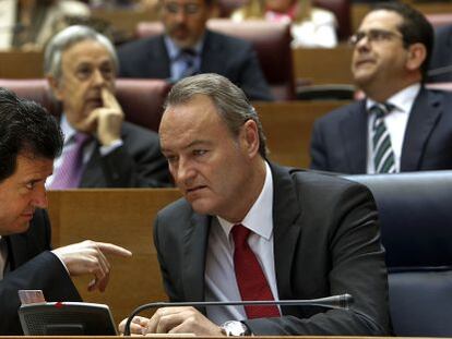 El presidente del Consell, Alberto Fabra, junto al vicepresidente Jos&eacute; Ciscar, este jueves durante la sesi&oacute;n de control en las Cortes.