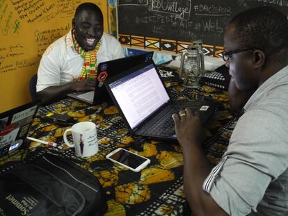 Antoine Mian y Cyriac Gbogu trabajan en Ovillage.