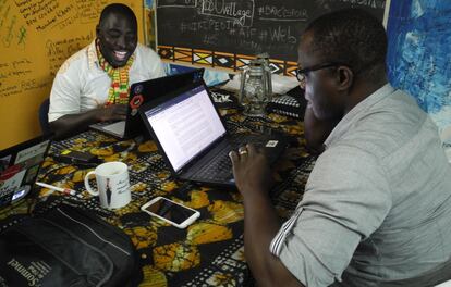 Antoine Mian y Cyriac Gbogu trabajan en Ovillage.