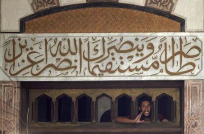 Un manifestante pide ayuda desde el interior de la mezquita de Al Fatah.