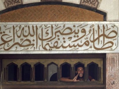 Un manifestante pide ayuda desde el interior de la mezquita de Al Fatah. 