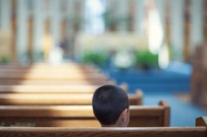Un niño en una iglesia.