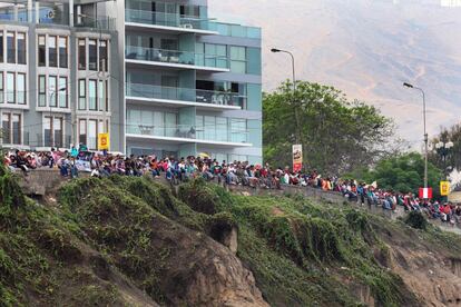 Un grupo de aficionados observa la salida del Dakar en una ladera de Chorrillos, en Lima (Perú).