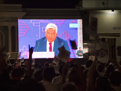 Simpatizantes de Morena ven el debate presidencial en Mérida.
