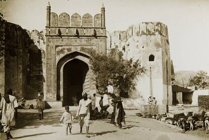Porta de la muralla de Jaipur a l&#039;&Iacute;ndia, fotografiada per Oleguer Junyent el 1909.