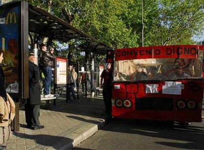 Manifestación de los trabajadores de la EMT que discurrió por el Paseo del prado, entre Atocha y Cibeles.