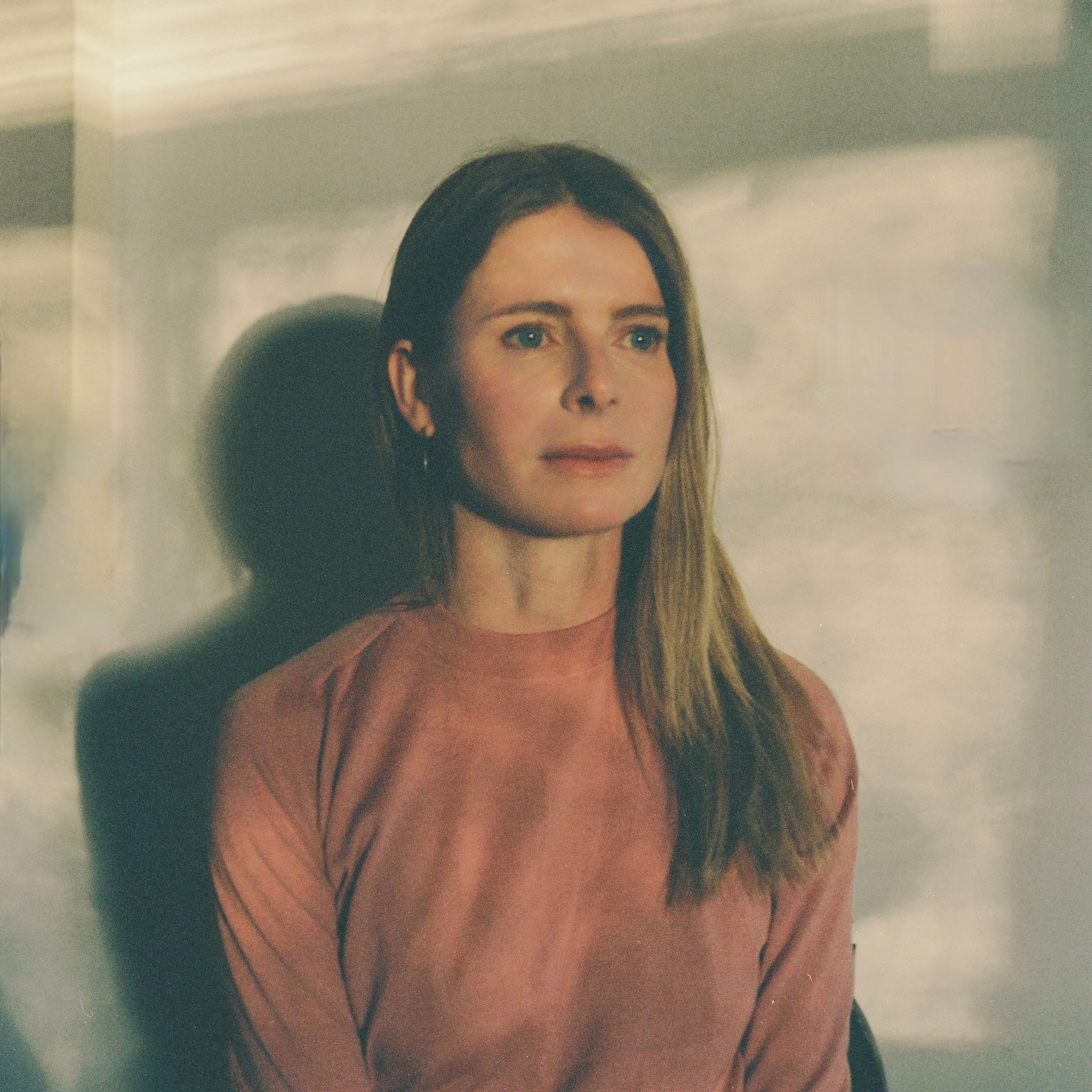 ‘La invitada’, de Emma Cline: narcótico e impecable retrato de una chica objeto