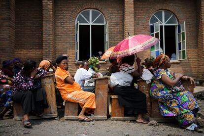 Un grupo de personas asiste a un servicio ecuménico por la paz fuera de una iglesia en Goma, al este de la República Democrática del Congo en noviembre de 2012.