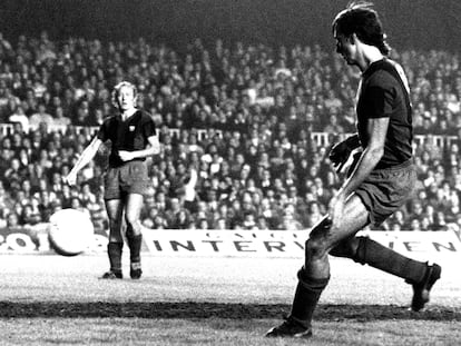 Cruyff marca el día de su debut con el Barcelona, el 28 de octubre de 1973 ante el Granada.