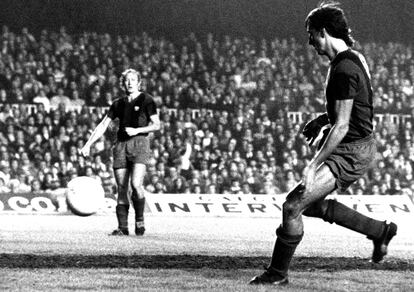 Cruyff marca el día de su debut con el Barcelona, el 28 de octubre de 1973 ante el Granada.