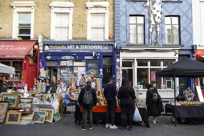 Varios de los puestos del Portobello Road Market, en el barrio de Notting Hill, en Londres.