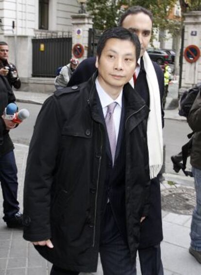 Gao Ping acude a firmar a la Audiencia Nacional tras su liberación.