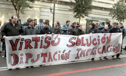 Trabajadores de Virtisú durante su protesta ante las Juntas Generales.