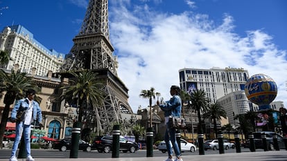 Una vista de la Torre Eiffel de Las Vegas y el Hotel París. 