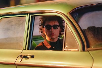 Timothee Chalamet caracterizado como Bob Dylan durante el rodaje de 'A Complete Unknown' en Nueva York el pasado marzo.