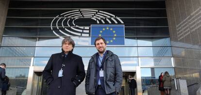 El expresidente de la Generalitat, Carles Puigdemont, y el 'exconseller' Toni Comín, en los accesos al Parlamento Europeo este lunes.