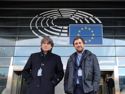 El expresidente de la Generalitat, Carles Puigdemont, y el 'exconseller' Toni Comín, en los accesos al Parlamento Europeo este lunes.