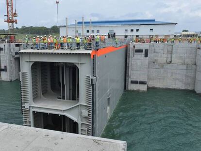 Una de las compuertas del tercer juego de esclusas del Canal de Panamá.