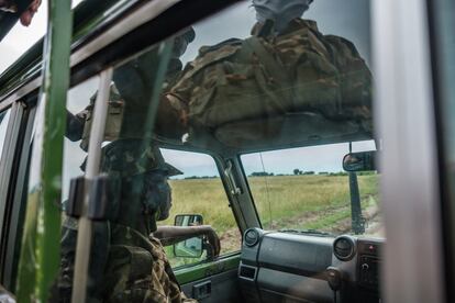 Antes de empezar a caminar en la sabana, los guardabosques conducen durante varias decenas de kilómetros hasta un punto conflictivo, donde han encontrado muchas trampas de furtivos. Tras perder sus medios de subsistencia durante la pandemia, centenares personas identificaron la caza furtiva como una opción para comer carne o conseguir ingresos adicionales, y se lanzaron a las reservas naturales.
