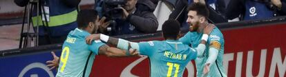 El tridente azulgrana se abraza tras el gol de Messi. 