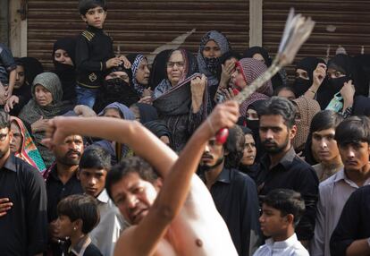 Un musulmán chiíta se flagela con una cadena de cuchillos durante una procesión en Rawalpindi (Pakistán).